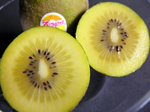 Tập cho con ăn trái Kiwi